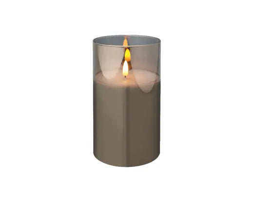 Candela LED Natalizia H.17,5cm D.10cm Colore Grigio con Cilindro in Vetro | Kaemingk Candela LED Natalizia H.17,5cm D.10cm Colore Grigio con Cilindro in Vetro | Kaemingk